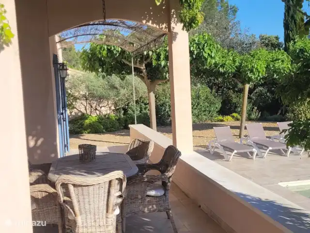 De Hertogen.Park,zwembad,golf,tennis huren in Frankrijk, Vaucluse, Saumane-de-Vaucluse - villa 1van de 3 terrassen met corridor naar de tuin. Rechts de achtertuin en linksaf de doorgang naar de voortuin.