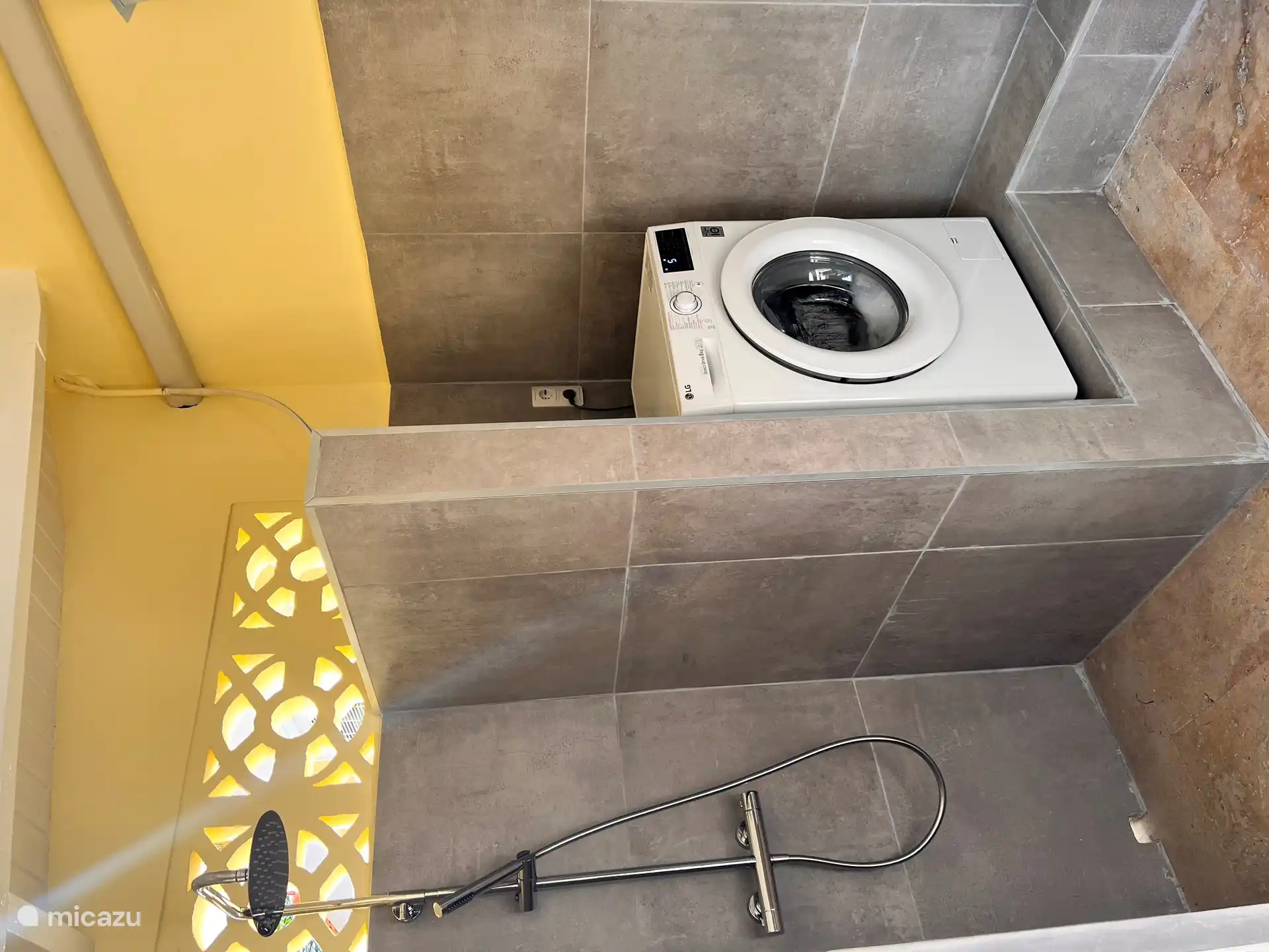 Ducha exterior con lavadora