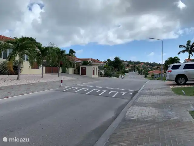 Location de Vacances Curaçao, Banda Ariba (est), Jan Thiel, villa - Villa Veranosol route principale qui traverse le domaine de marbella