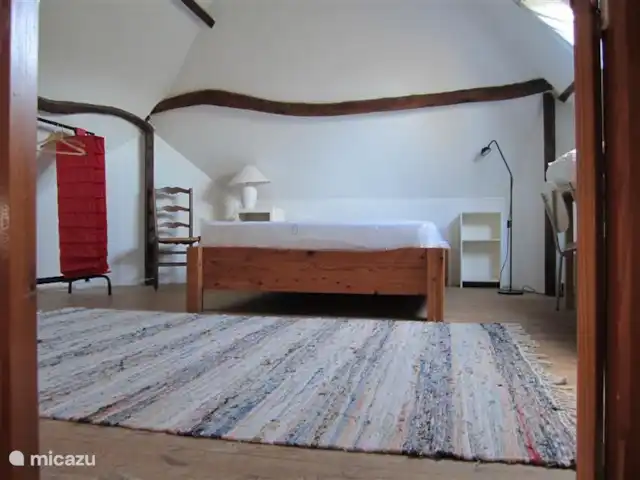 gîte / cottage huren in Frankrijk, Somme, Bernâtre – Les Maisons de Pompel Slaapkamer 1 met traphekje en 2e directe toegang tot slaapkamer 2. Zeer ruim met een 2-persoonsbed, schrijftafel, kledingrek en kledingkast. Ruimte voor opklapbed en kinderbed.