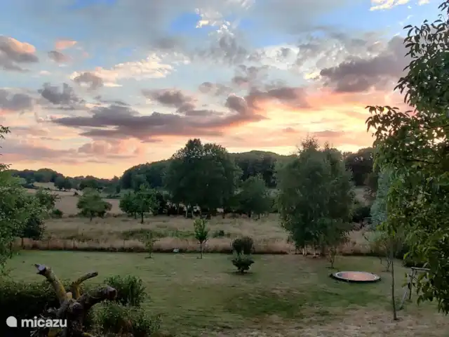 gîte / cottage huren in Frankrijk, Somme, Bernâtre – Les Maisons de Pompel Uitzicht op de tuin beneden op een zomeravond