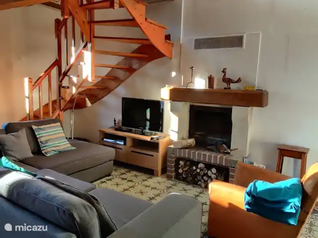 gîte / cottage huren in Frankrijk, Somme, Bernâtre – Les Maisons de Pompel Zitkamer met toegang tot keuken en trap naar slaapkamer 1