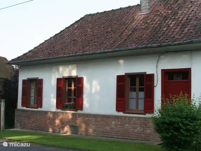 gîte / cottage huren in Frankrijk, Somme, Bernâtre – Les Maisons de Pompel Voorkant Les maisons de Pompel met voordeur en poort als extra toegang tot tuin en achterom