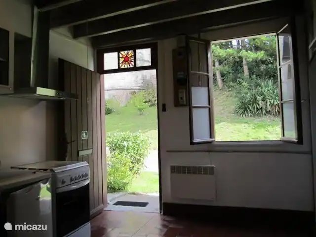 gîte / cottage huren in Frankrijk, Somme, Bernâtre – Les Maisons de Pompel Entrée en deel keuken met uitzicht op kasteel