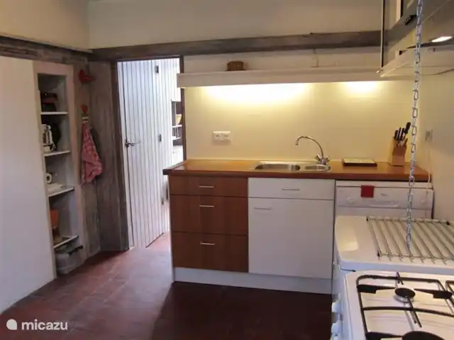 gîte / cottage huren in Frankrijk, Somme, Bernâtre – Les Maisons de Pompel Keuken met gasfornuis en elektrische oven, magnetron, koelkast, afwasmachine en aanrecht. Geeft via gang toegang tot badkamer/toilet en tot trap naar slaapkamer 2