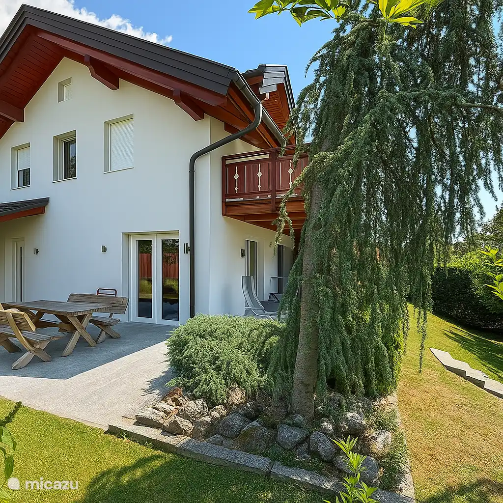 To the west is a picnic table where you can enjoy the sun for a long time in the evening.