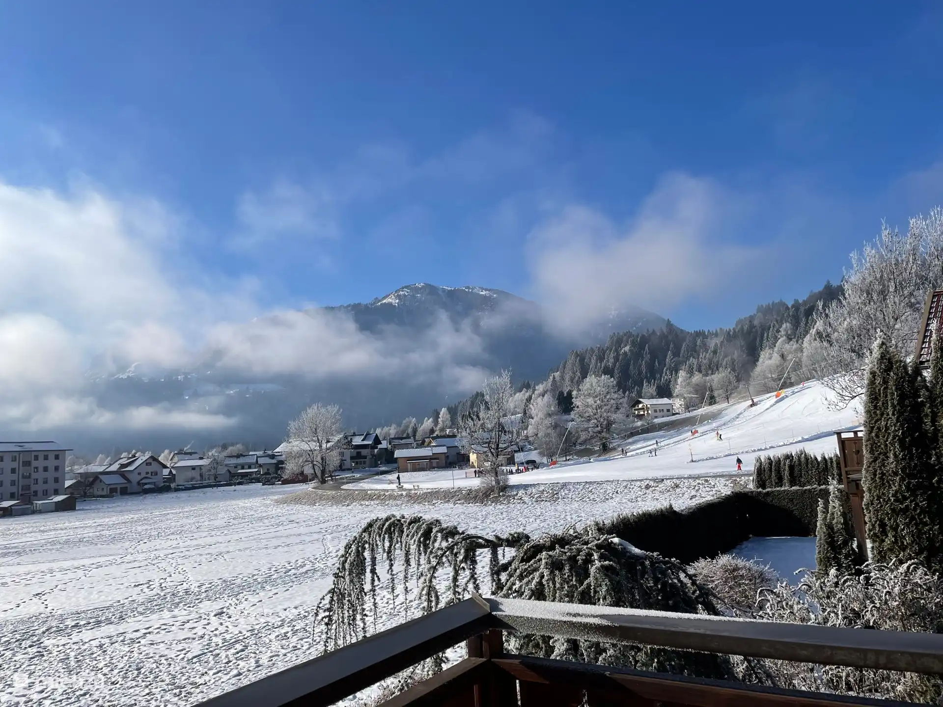Beauté hivernale. Vue depuis le balcon sur la pente des enfants