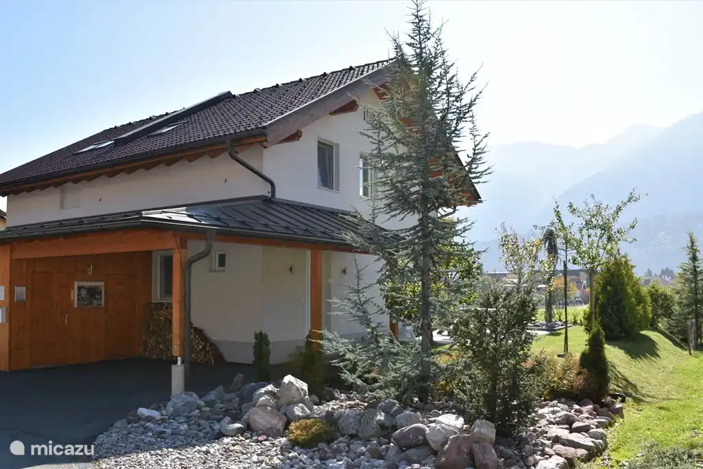 The front of the house with a carport covered, so you can dry the house come in rain or snow. At the rear of the house is a large balcony, with access from the master bedroom. Here you can soak up the sun. The balcony is located on the south side.