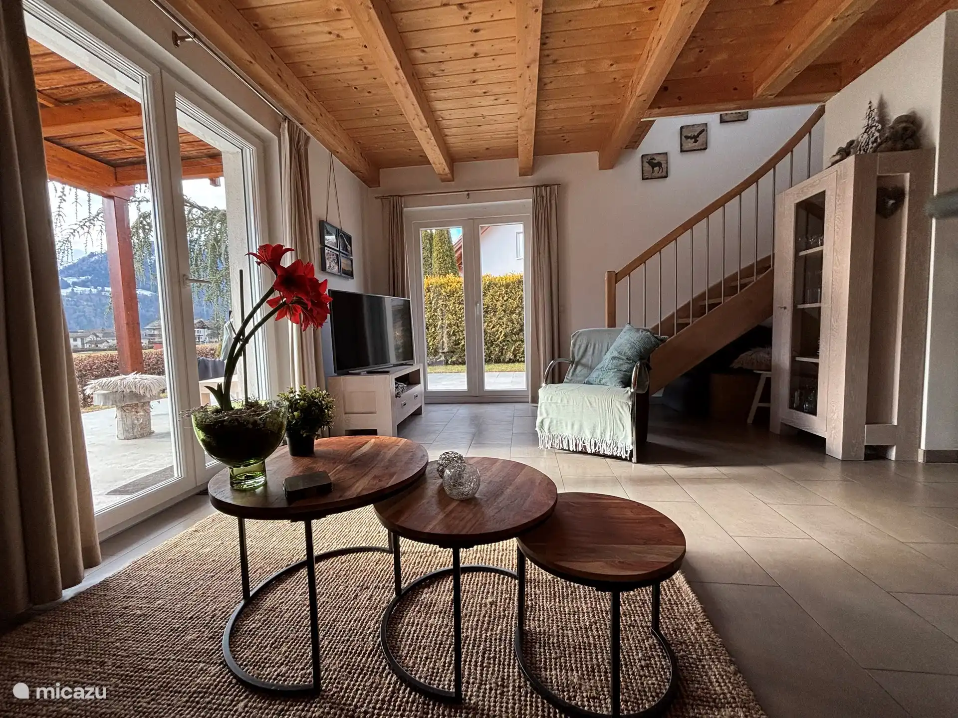 2 large terraces on both sides

