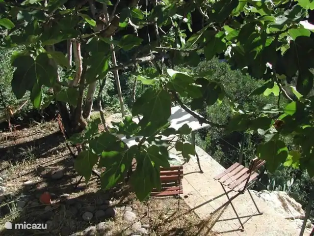 Noceire en Italia, Liguria, Airole - casa vacacional La segunda terraza con mesa y 4 sillas comedor, 2 camastros y hamaca