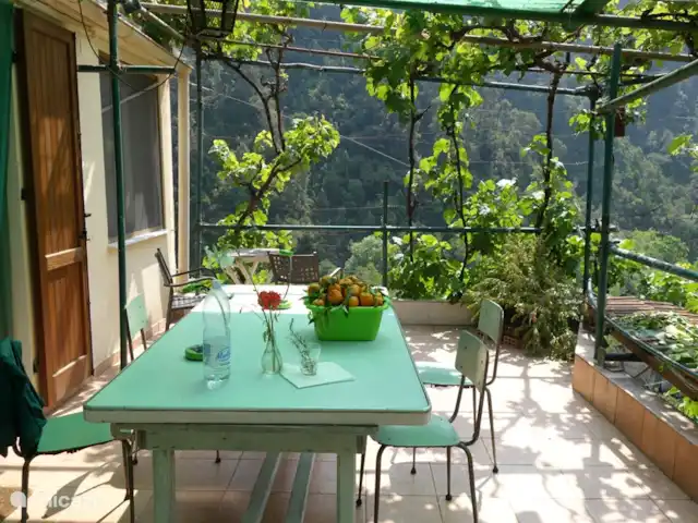 Noceire en Italia, Liguria, Airole - casa vacacional La terraza principal junto a la cocina y salón