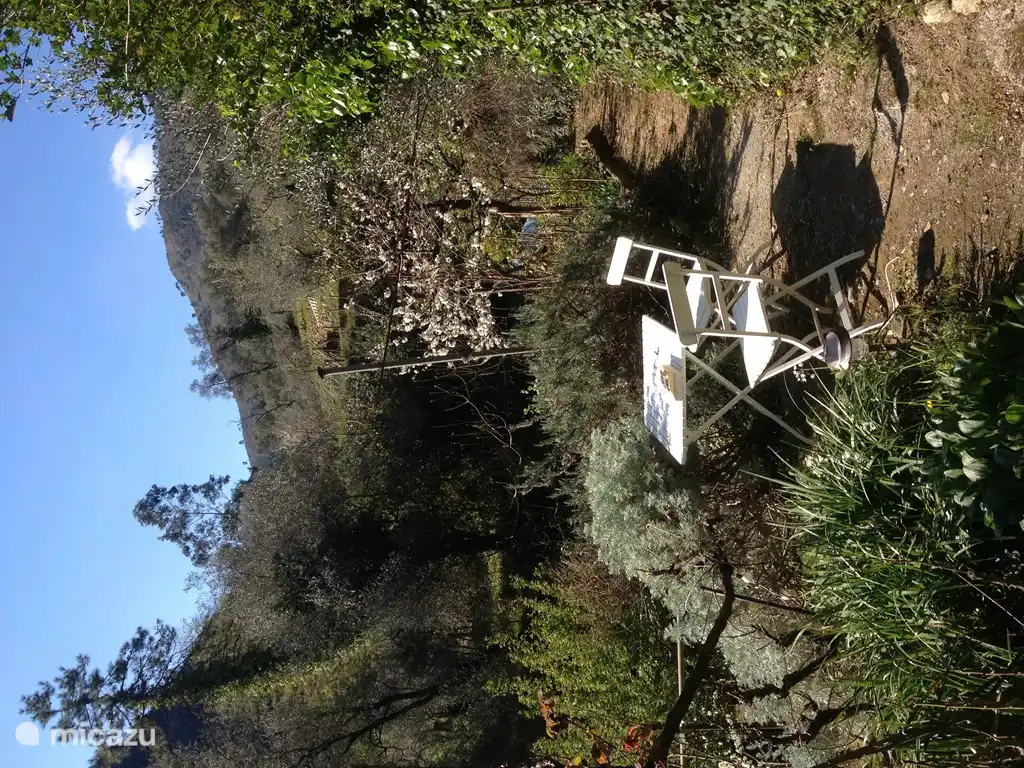 Die kleine Terrasse im März. Insgesamt gibt es 4 Terrassen
