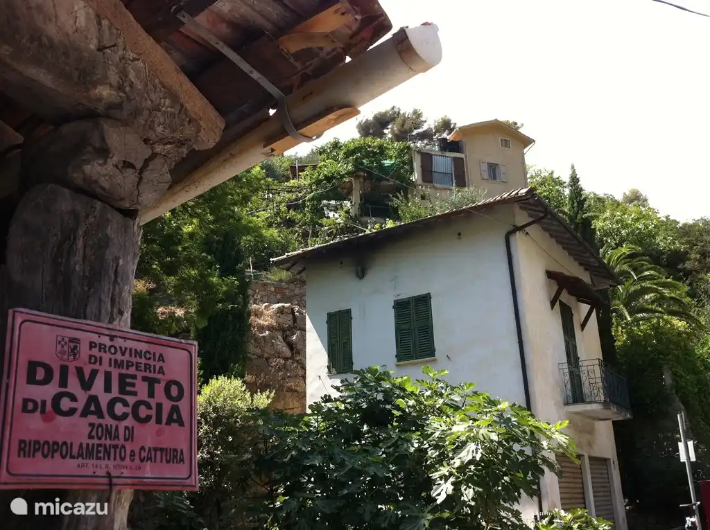 Das Haus von der Straße aus gesehen