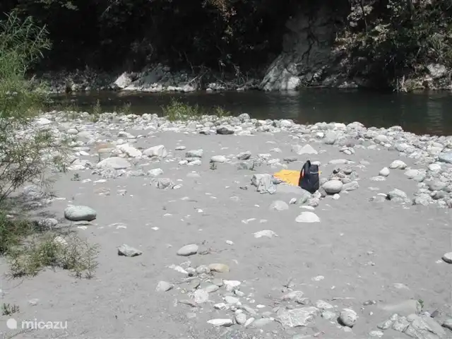 Noceire en Italia, Liguria, Airole - casa vacacional La playa de arena privada en el río a 2 minutos a pie de la casa donde se puede nadar bien.