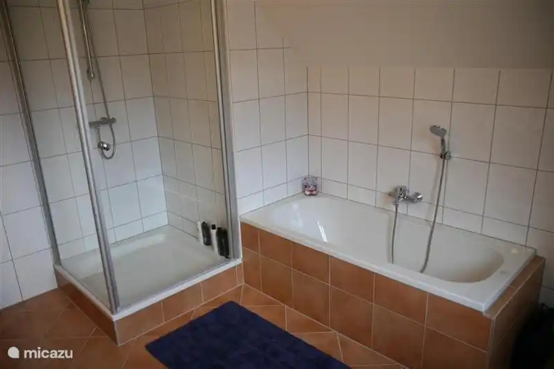 In diesem geräumigen Badezimmer haben Sie Zugriff auf ein Vollbad und Grosser Dusche 100x100, 2. WC und 2 Wasbecken.  