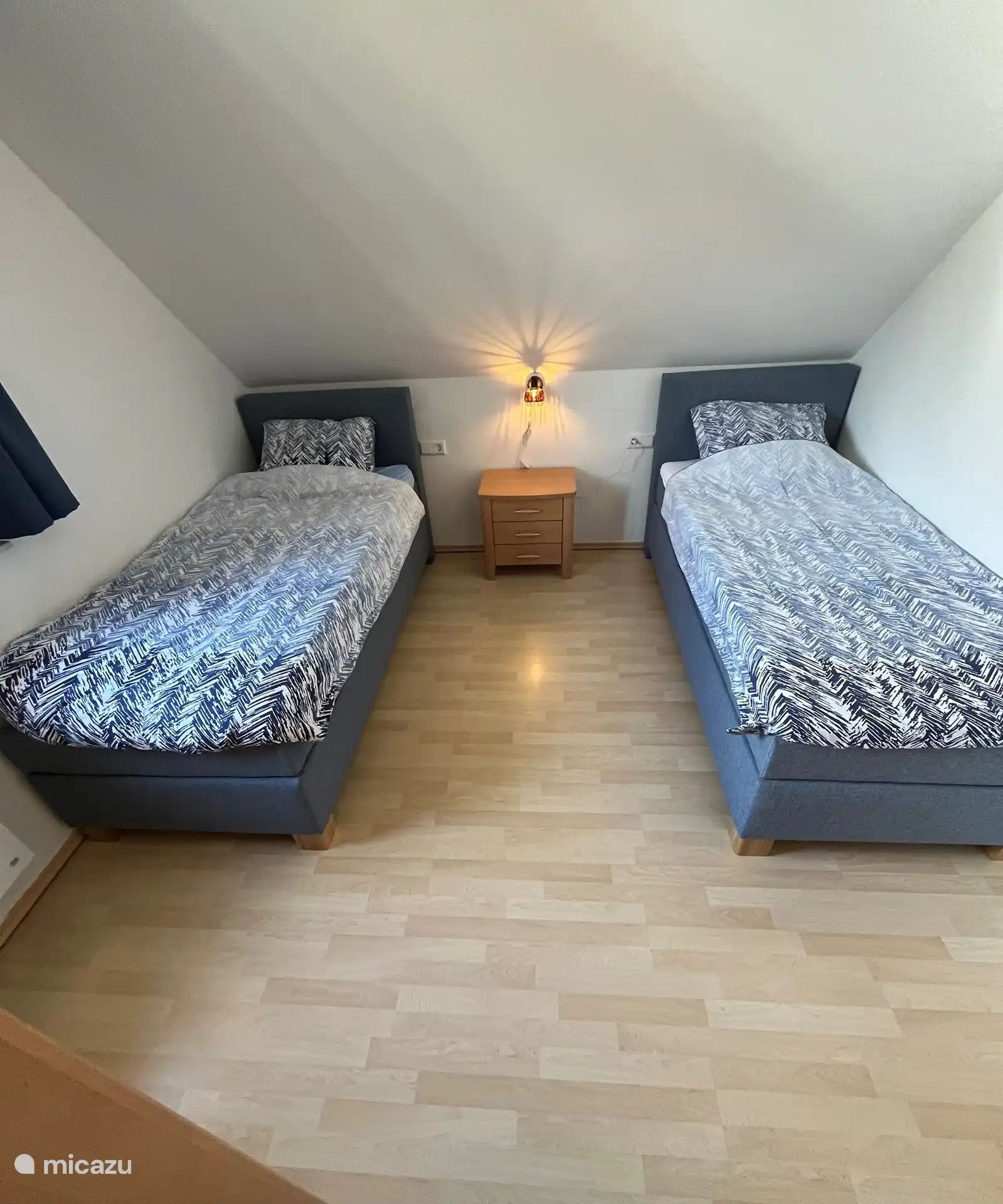 Die anderen 2 Schlafzimmer verfügen jeweils über 2 Einzel-Boxspringbetten (90*200 cm). Alle Schlafzimmer sind für 2 Erwachsene geeignet. Die Betten können auch zusammengeschoben werden.