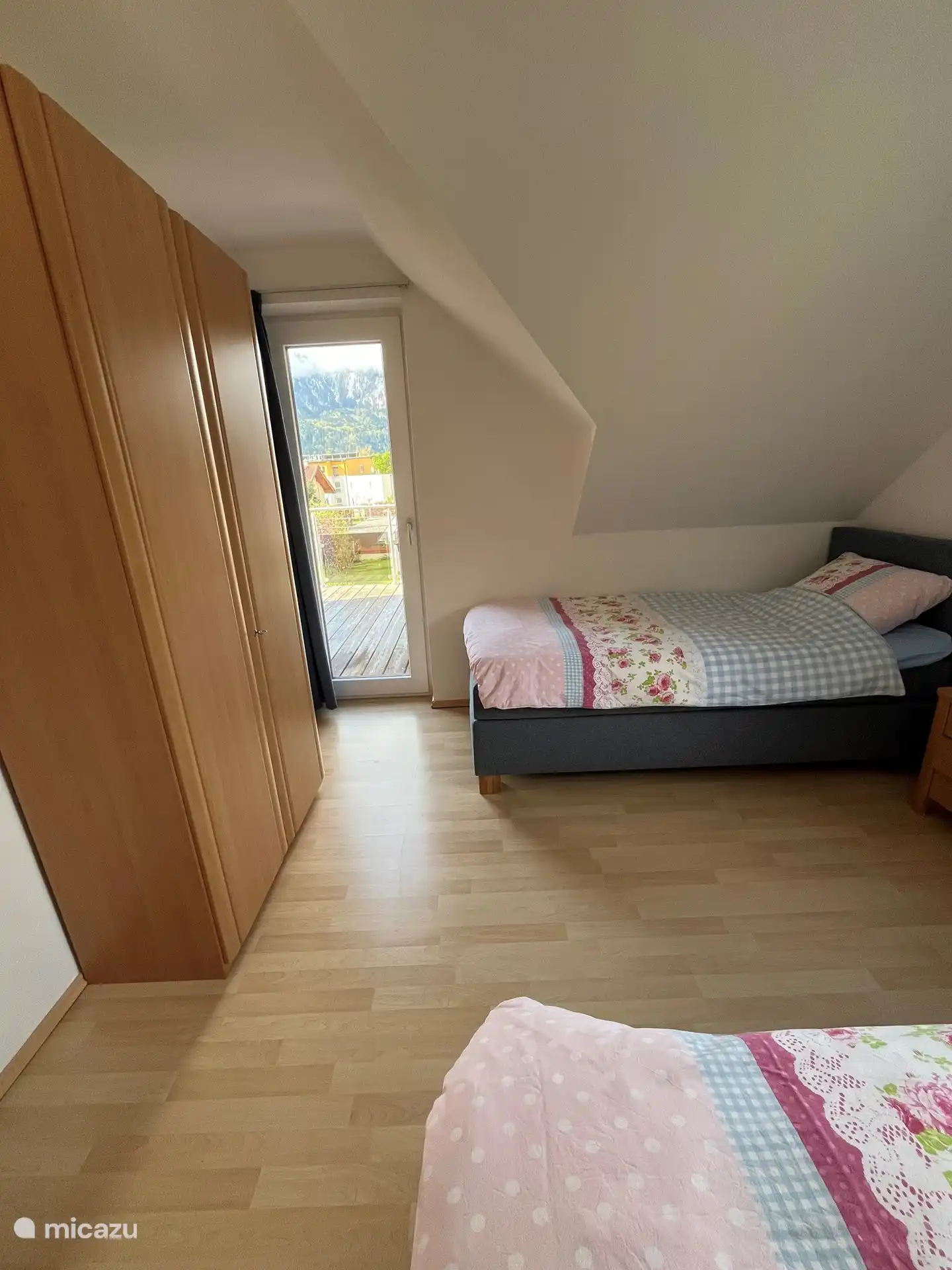 Schlafzimmer 2 hat Zugang zum großen Balkon/Dachterrasse.