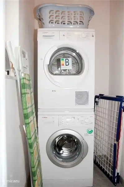 Im Haus ist ein Waschmachine und Trockner. Diese sind im Technology raum.