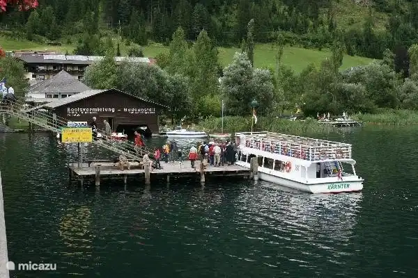 Dieser Bergsee ist in der Nähe. Eine etwas höhere mit einer Terrasse zum Essen und Entspannen.
