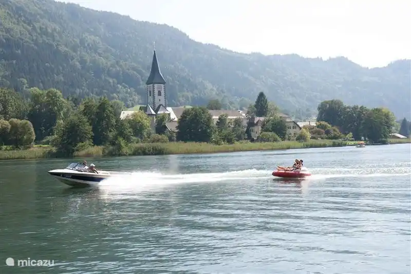 Die Reißeckbahn. Ein Zug steil den Berg hinauf. Nach ein paar Schritten sind Sie auf den Gipfeln der Berge.