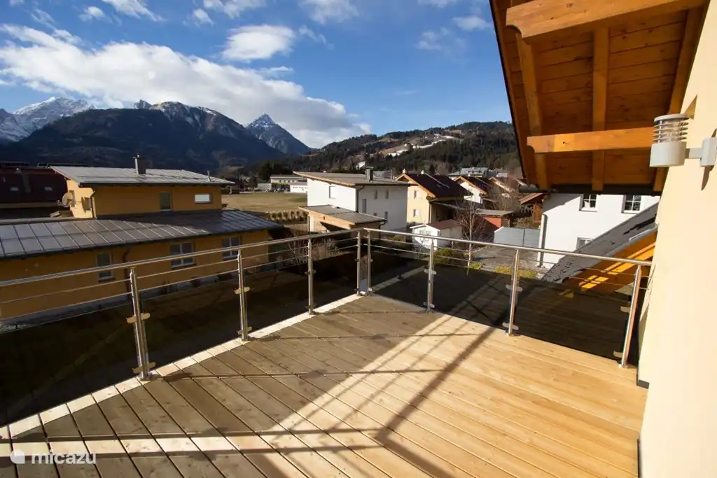 Aus dem Schlafzimmer und das zweite Schlafzimmer Kommen Sie auf dem Balkon. Von hier aus schauen Sie hinunter ins Tal.