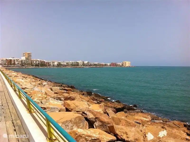 El muelle en el mar, un tramo maravilloso para pasear, tanto de día como de noche.