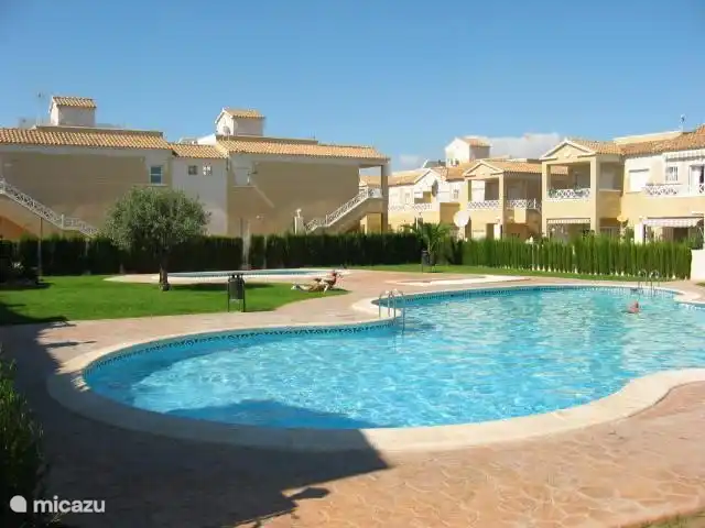 Piscina con piscina infantil separada