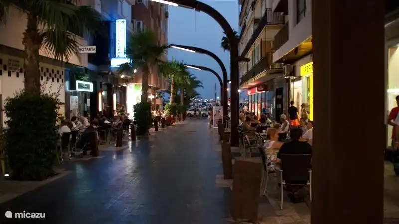 Coma afuera en uno de los muchos restaurantes.