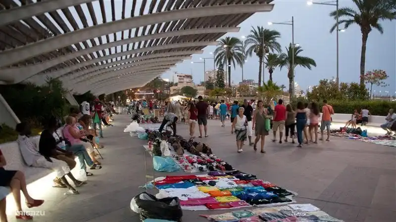 Siempre hay algo que hacer y gangas en el bulevar por la noche.