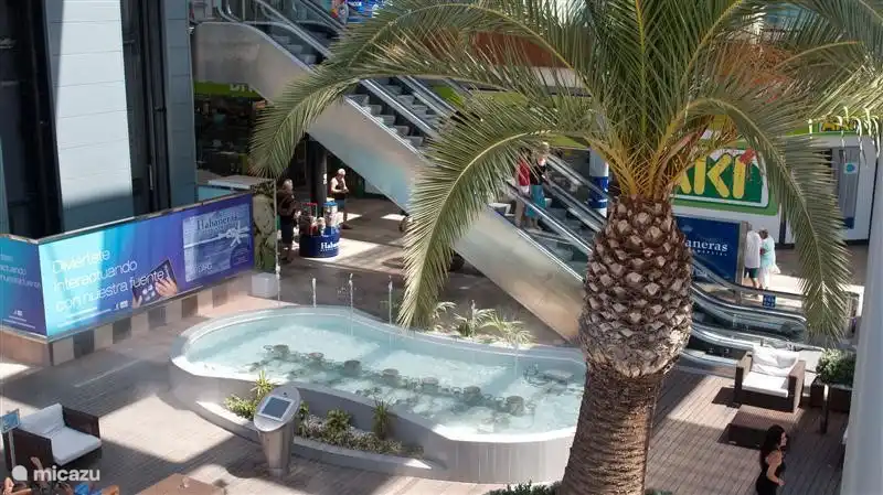 Centro comercial Habaneras, a poca distancia.
