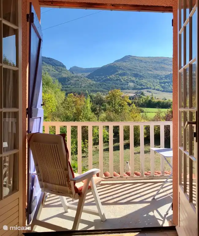 Vista del jardín y el valle desde el balcón.