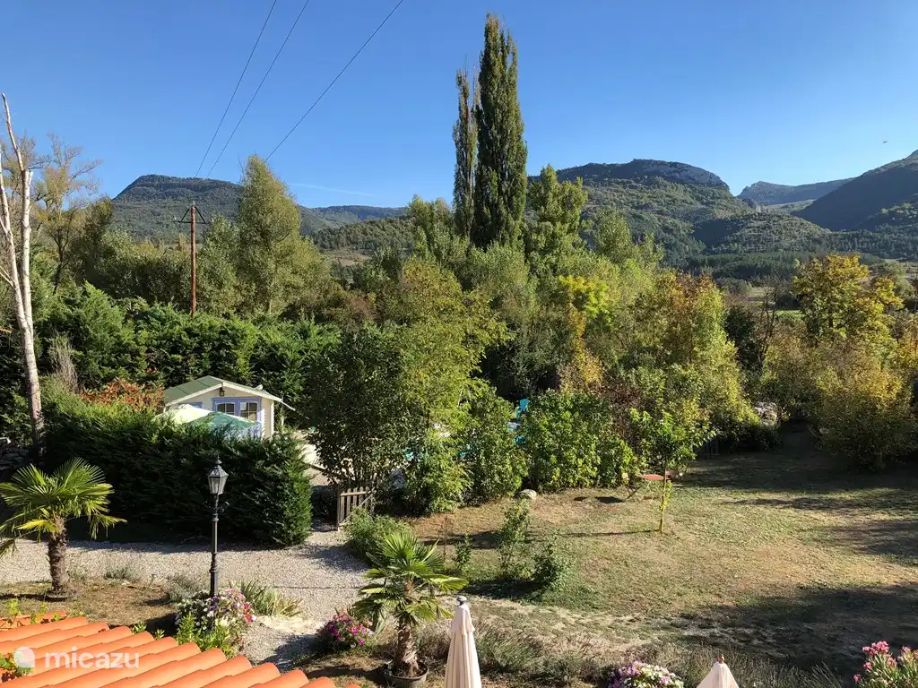 Vista del jardín y la piscina desde el balcón del primer piso