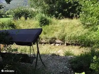 ....con rincones románticos junto al río donde disfrutar del sol de la tarde.