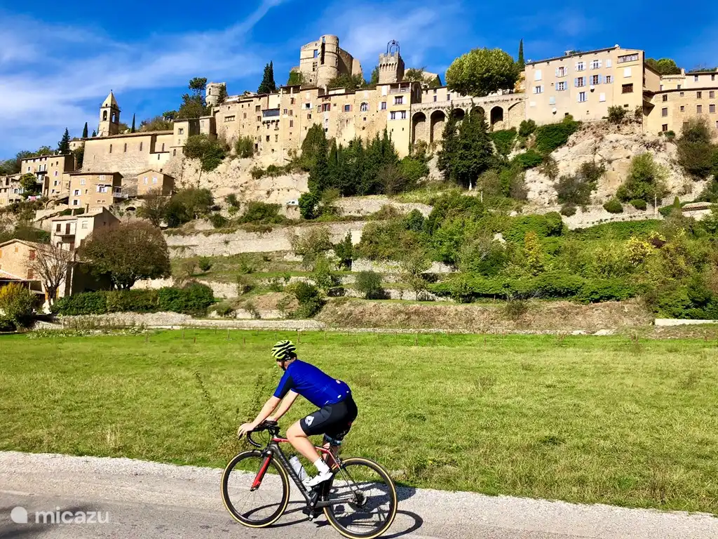 Montbrun les bains. Bonito pueblo con ciudadela, buenos restaurantes, una cueva del vino y baños termales.