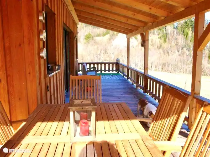 Impresión de la gran terraza situada en la parte trasera.