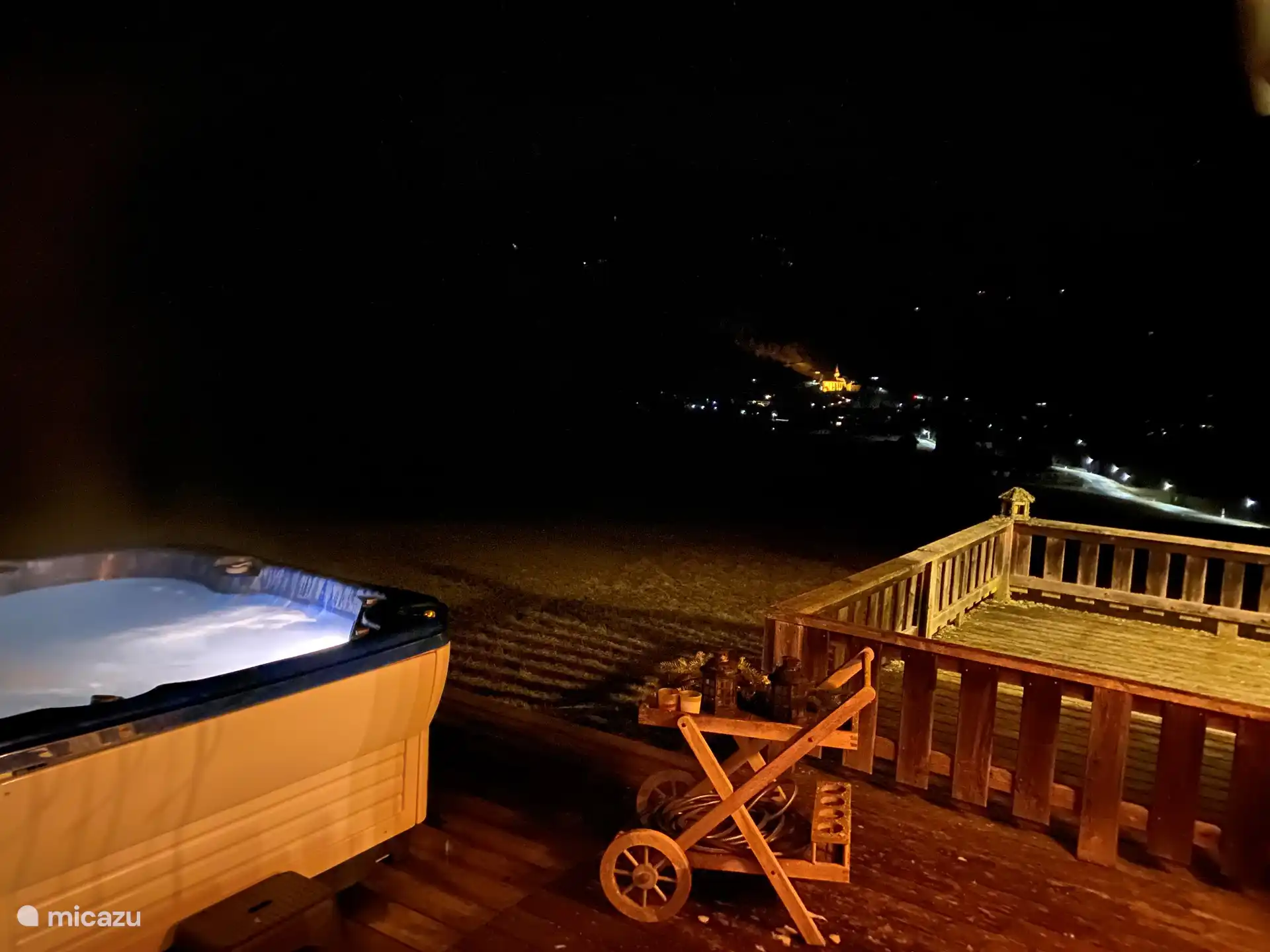 En la terraza al aire libre se encuentra el encantador jacuzzi, disfrute de la hermosa vista sobre el valle de Stadl an der Mur.
La temperatura del jaccuzi también es maravillosa a última hora de la noche. Disfruta del cielo estrellado por el que Austria es conocida.
