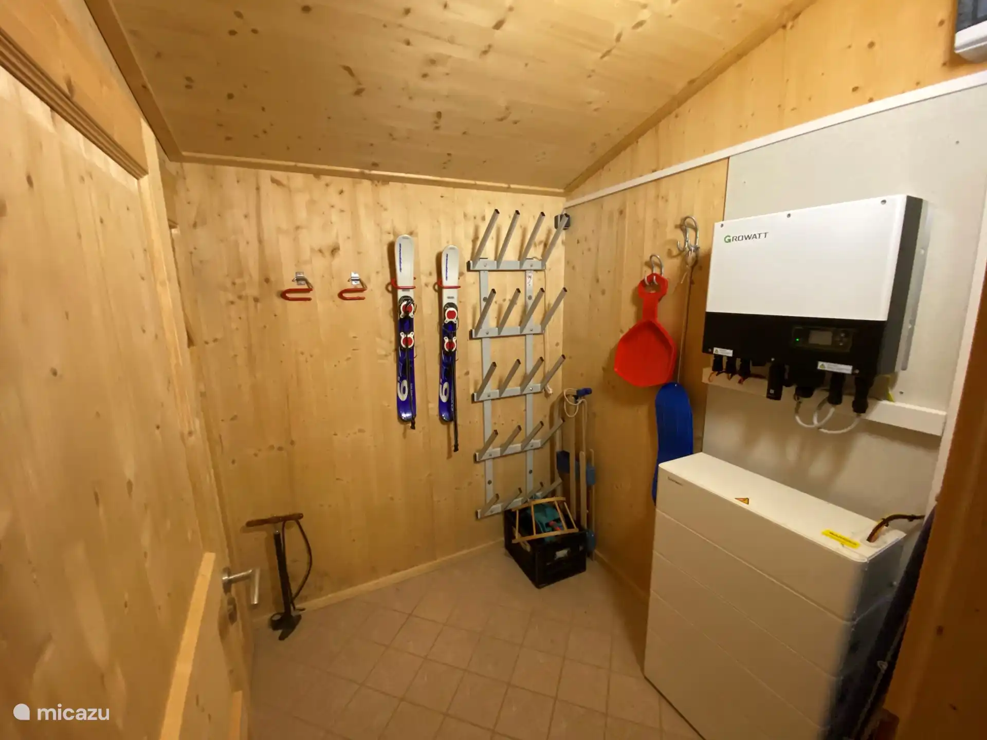 El guardaesquís con calefacción para 10 pares de esquís/raquetas