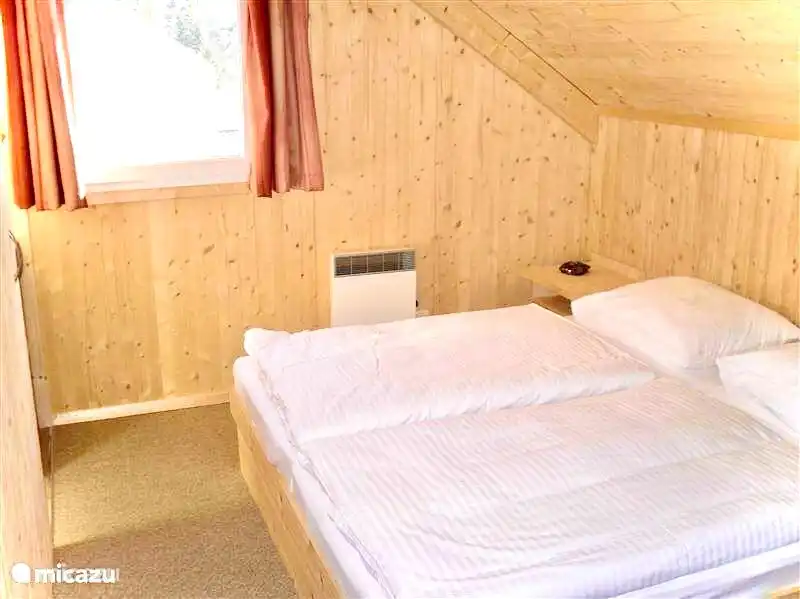 El dormitorio 1 con una cama doble fija, un gran armario empotrado y la posibilidad de añadir una cuna, está disponible. Además, hay una cómoda en esta habitación.