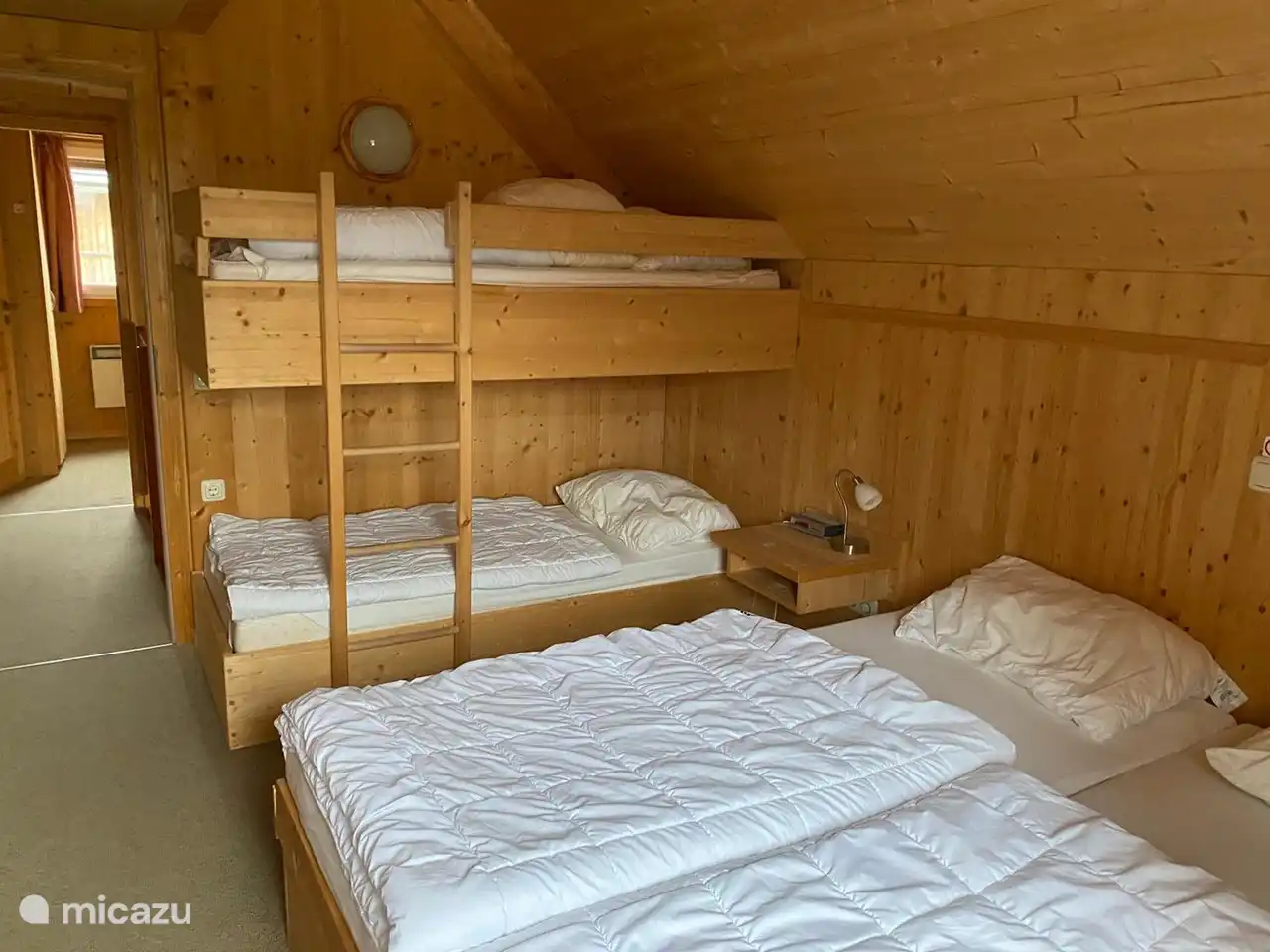 Dormitorio 2 con una cama doble fija y una litera. Un gran armario empotrado con caja fuerte. Ambas camas de la litera son aptas para adultos.