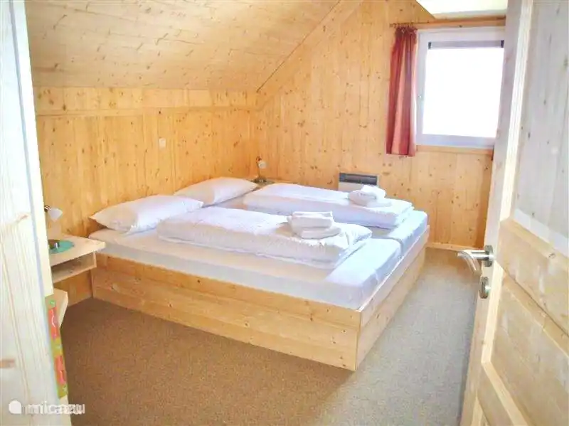 Dormitorio 3 con cama doble fija y armario