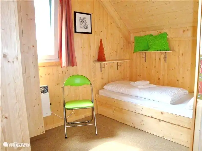 Dormitorio 4 : de los cuales la cama individual se amplía en poco tiempo a una cama doble completa, también con armario empotrado