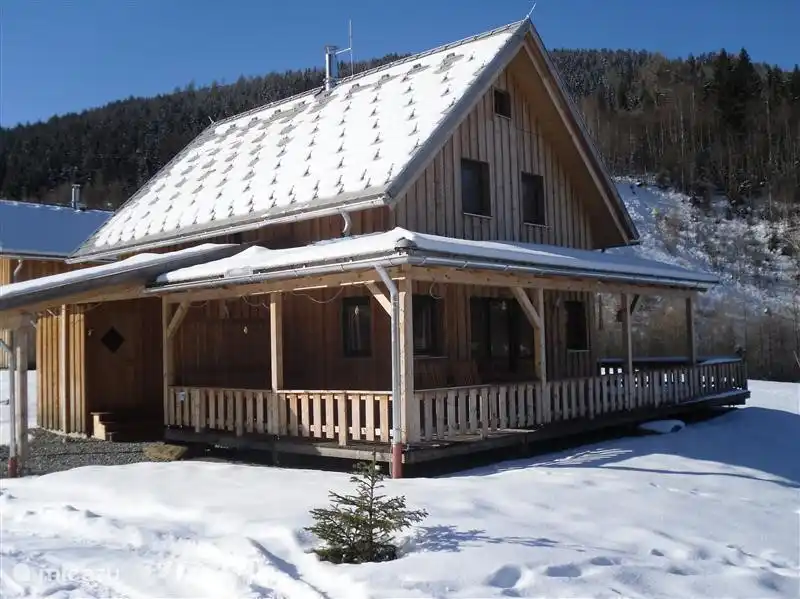 Parte trasera de la casa con la cochera espaciosa a la izquierda