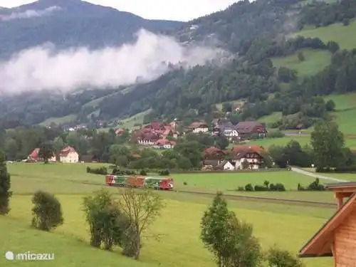 Con el tren puede llegar fácilmente a la estación de esquí de Kreischberg. Estación a poca distancia.