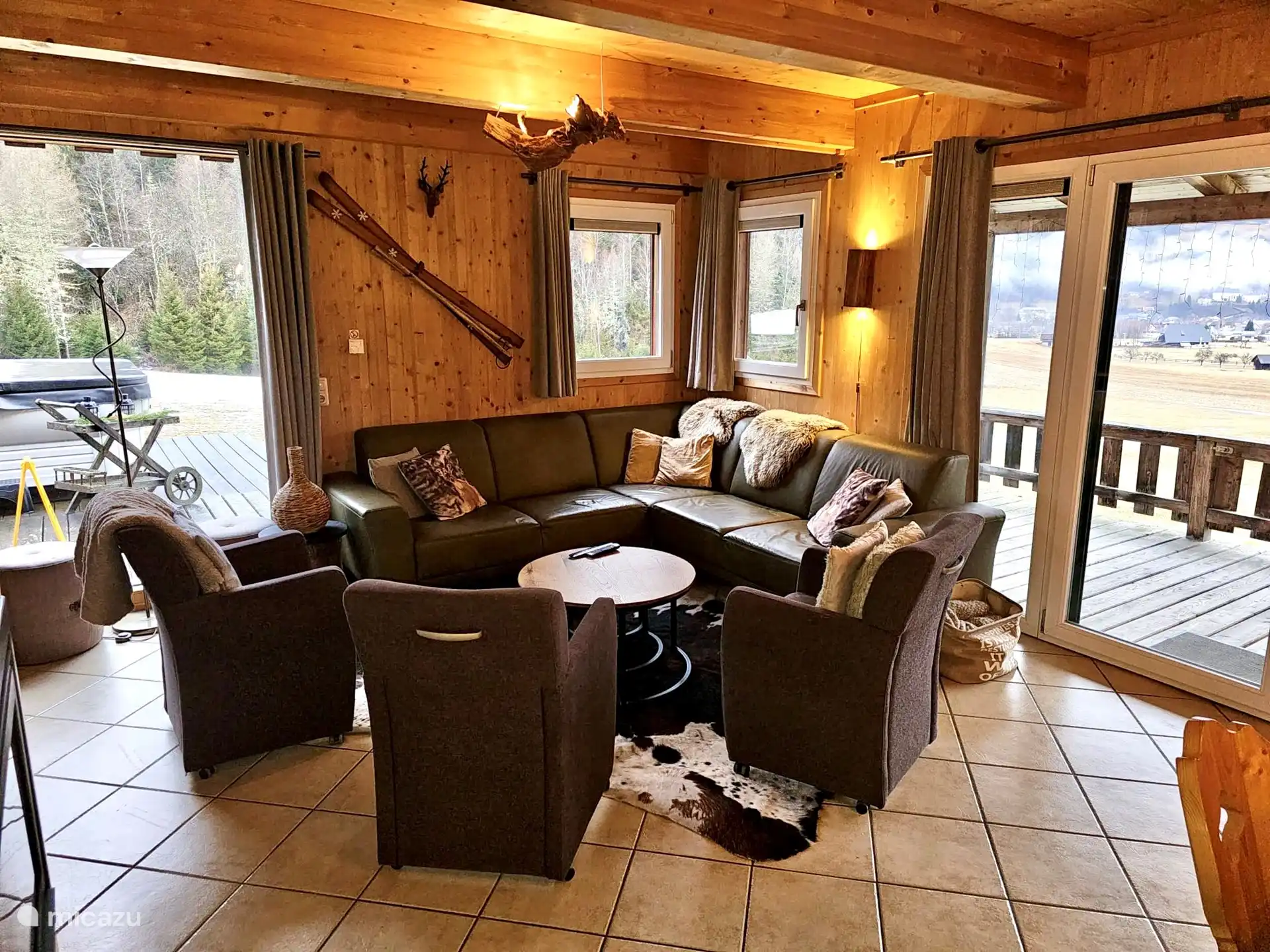 Parte de la sala de estar con la acogedora sala de estar y Smart TV con todos los canales y aplicaciones posibles.