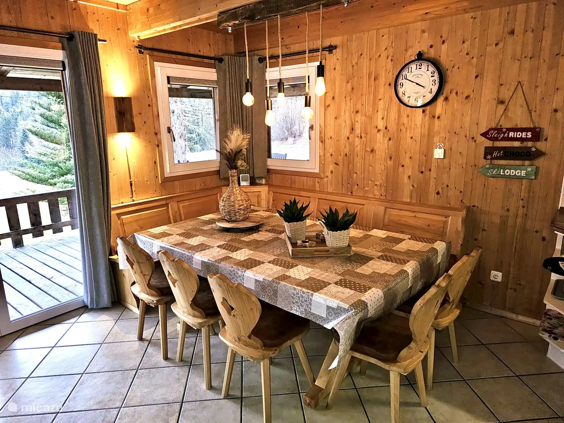 El comedor con el típico comedor austriaco, que consta de un sofá de esquina (6 personas) y 5 sillas separadas. Una silla alta está disponible.