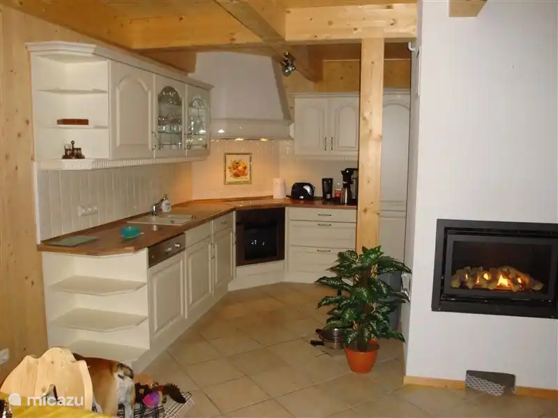 Amplia cocina abierta con lavavajillas, horno, campana extractora, nevera/congelador grande, vitrocerámica.
La acogedora y cálida chimenea de gas en el centro de la habitación, cuando llegas la casa es agradable y cálida y las camas están hechas!