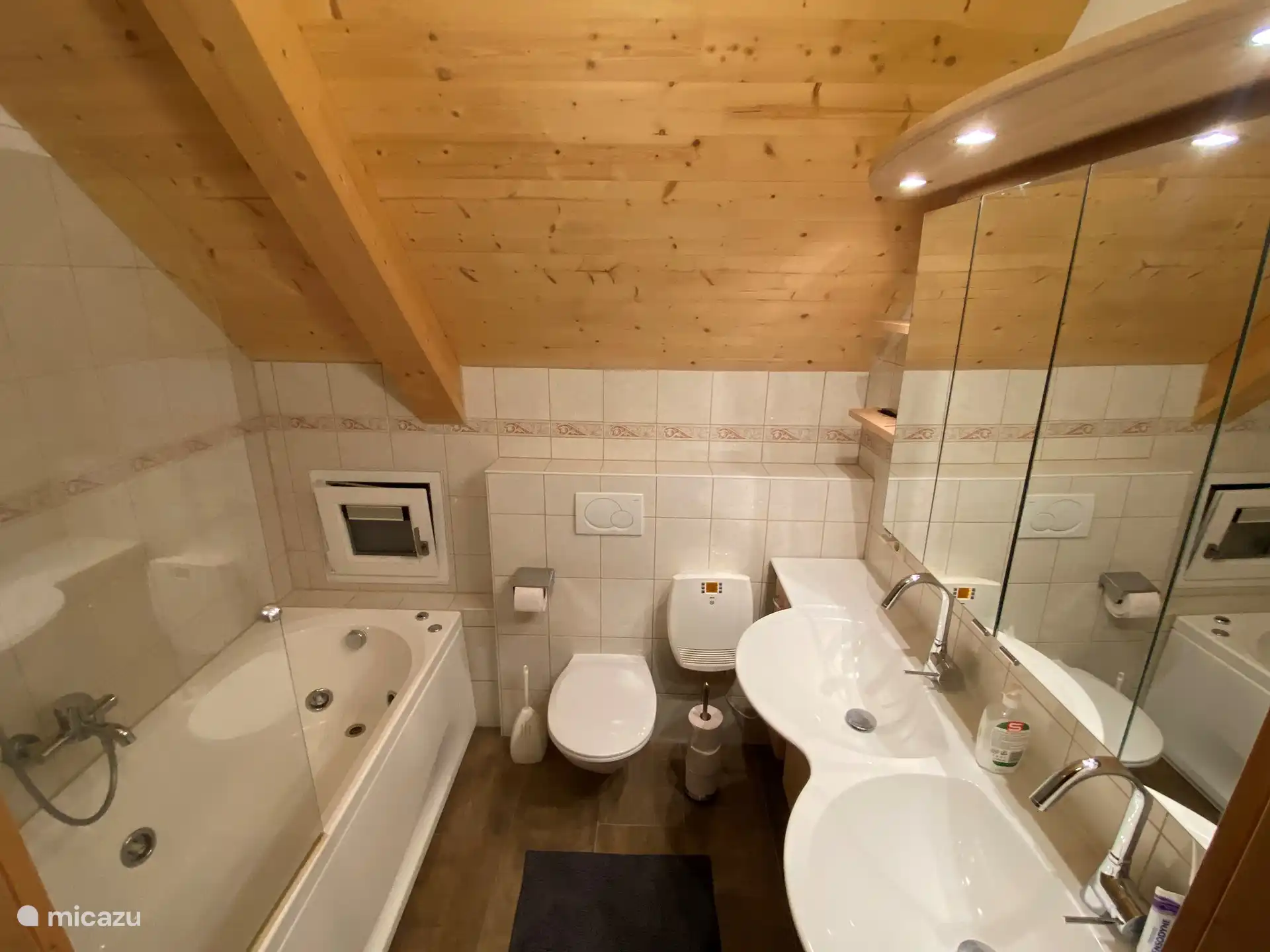 Baño 1 en la planta superior, con la bañera con hidromasaje, el inodoro y los grandes lavabos.