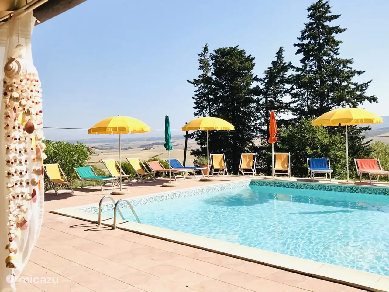 Área de piscina sombreada