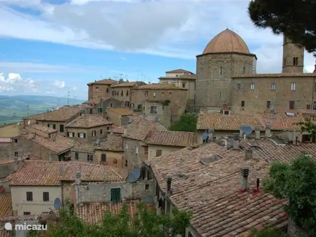 Location de Vacances Italie, Toscane, Montecatini Val Di Cecina, appartement - Appartement Cervo Volterra est le village que vous voyez sur la colline depuis notre maison.
Restaurants, musées, théâtre, supermarché et rues étrusques confortables complètent le tableau.