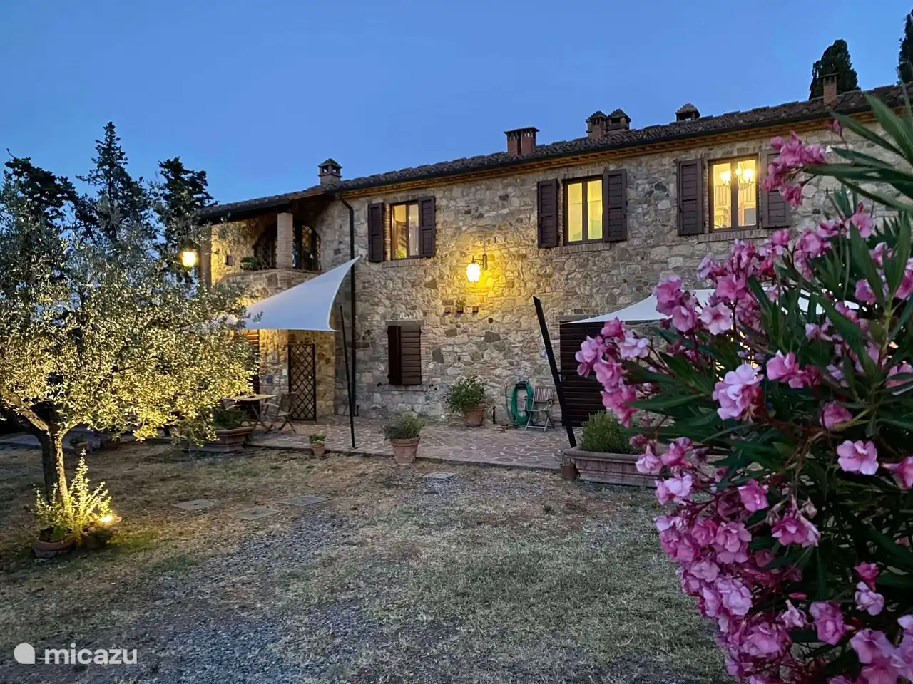 Casa con iluminación nocturna
